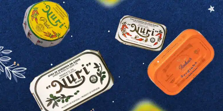 Lata de sardinhas NURI com design vintage em fundo neutro.