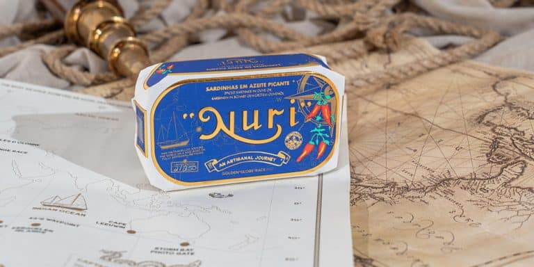 Lata Nuri azul num cenário com cordas